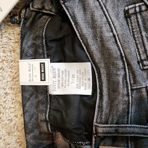 Judy Blue Capri's Size 7/28 - Picture 10 of 10